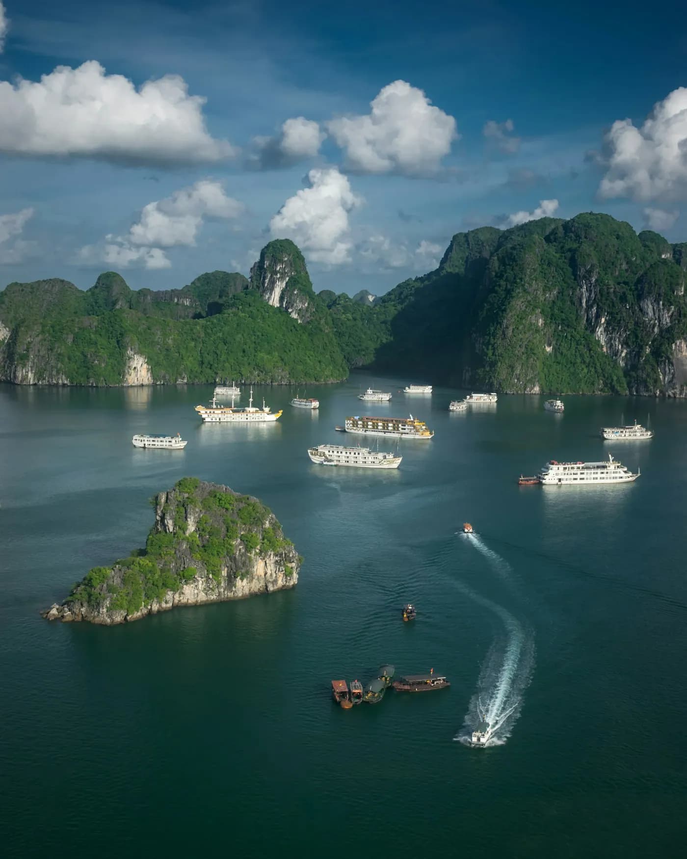 Thuyền trên vịnh Hạ Long nhìn từ điểm ngắm cảnh trên đảo Ti Tốp.