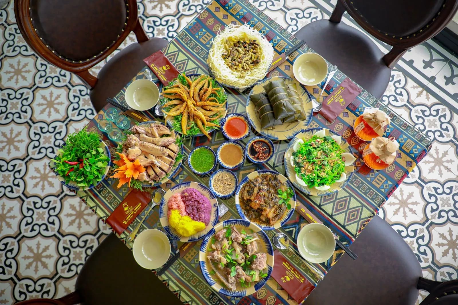 Bữa ăn Việt Nam trong ảnh stock minh họa; không phải thực đơn của một địa điểm cụ thể