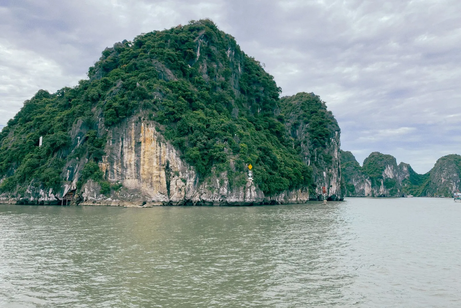 Những đảo đá vôi phủ cây xanh nhô lên giữa mặt nước vịnh Hạ Long.